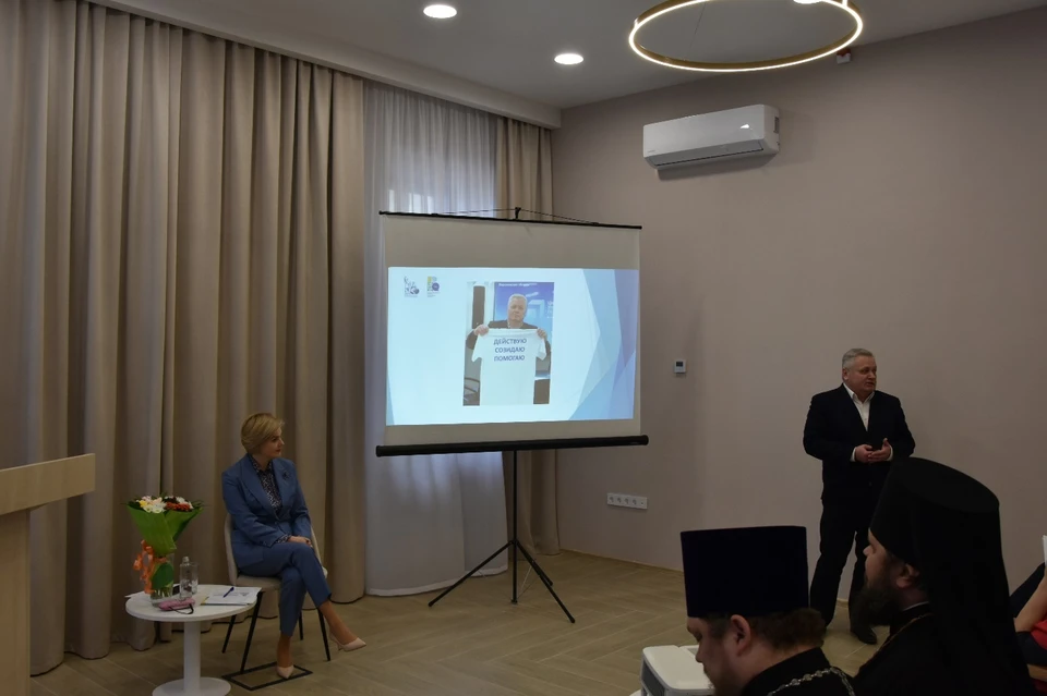 Валерий Черников (на снимке справа) перед голосованием рассказывает о своей программе действий.