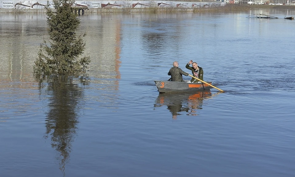 В Ефремове Тульской области возобновили движение по двум мостам, затопленным паводком