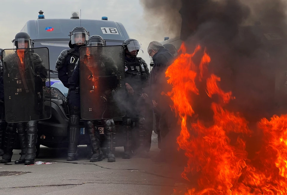 В Париже полицейские применяют водометы и слезоточивый газ против поджигающих мусорные баки манифестантов.