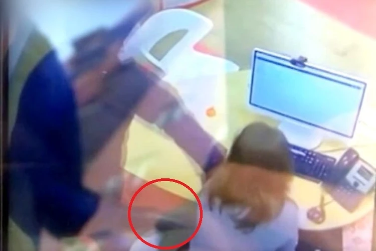 «Взял в заложницы сотрудницу»: появилось видео ограбления банка «Левобережный» в Новосибирске