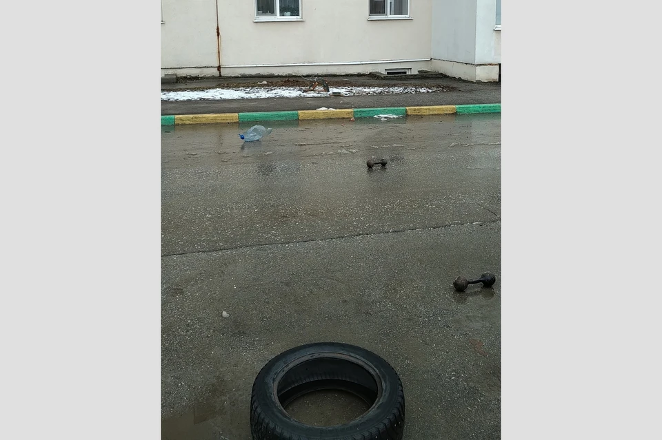 Из окон на девушку скинули тяжелые гантели и автомобильную шину в Рязани. Фото: пользователь ВКонтакте Марины Антиповой.