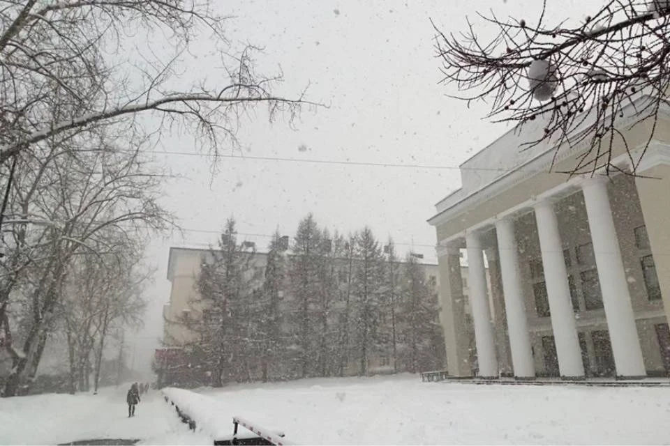 В Мурманской области сохраняются снегопады.