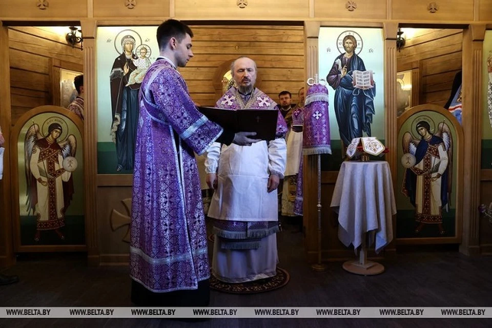 Митрополит Вениамин провел божественную литургию и освятил восстановленную церковь в Хатыни. Фото: БелТА