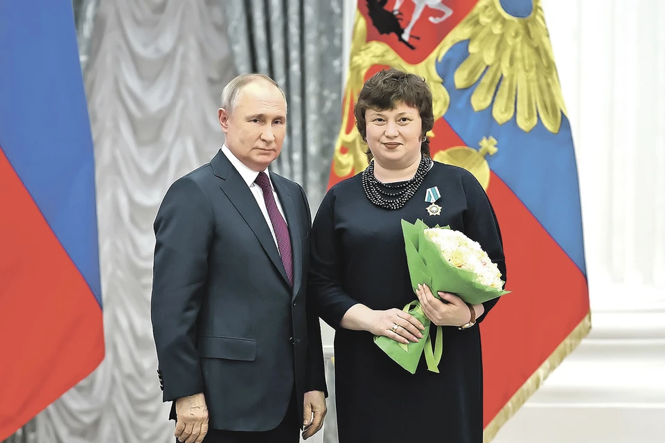 Елена Шапурова представить не могла, кто будет вручать ей орден! Фото: kremlin.ru