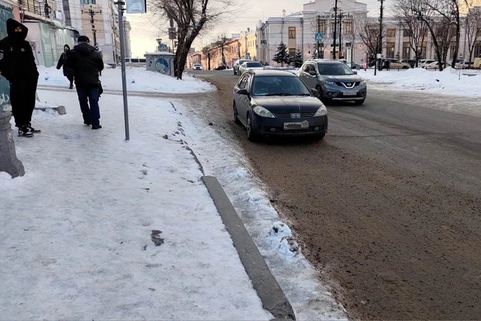 Водители бросают машины на остановках в Хабаровске