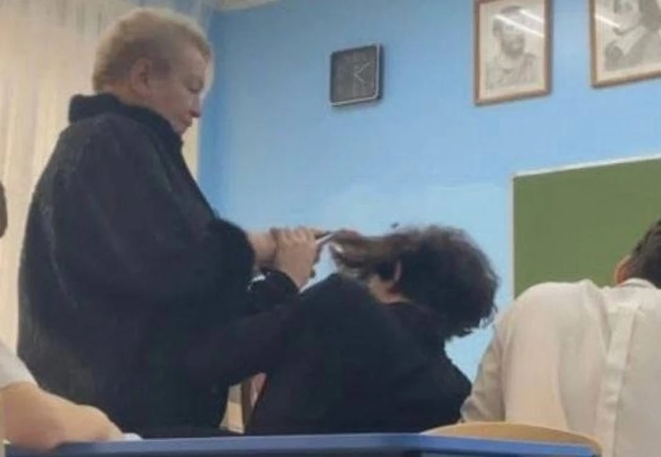 В астраханской «СОШ №18» педагог попыталась отрезать ученику волосы