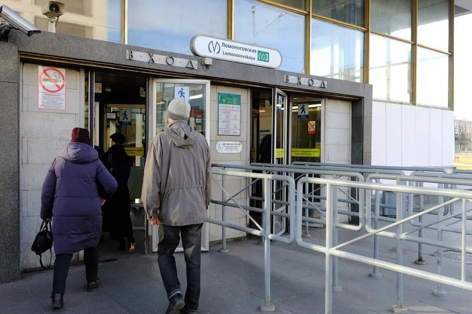 Станция метро "Ломоносовская" закрыта на вход из-за внеплановой остановки эскалатора