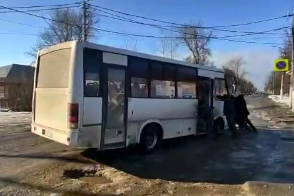 Автобус №2 в Касимове не смог проехать по центральной улице, так как застрял в яме.