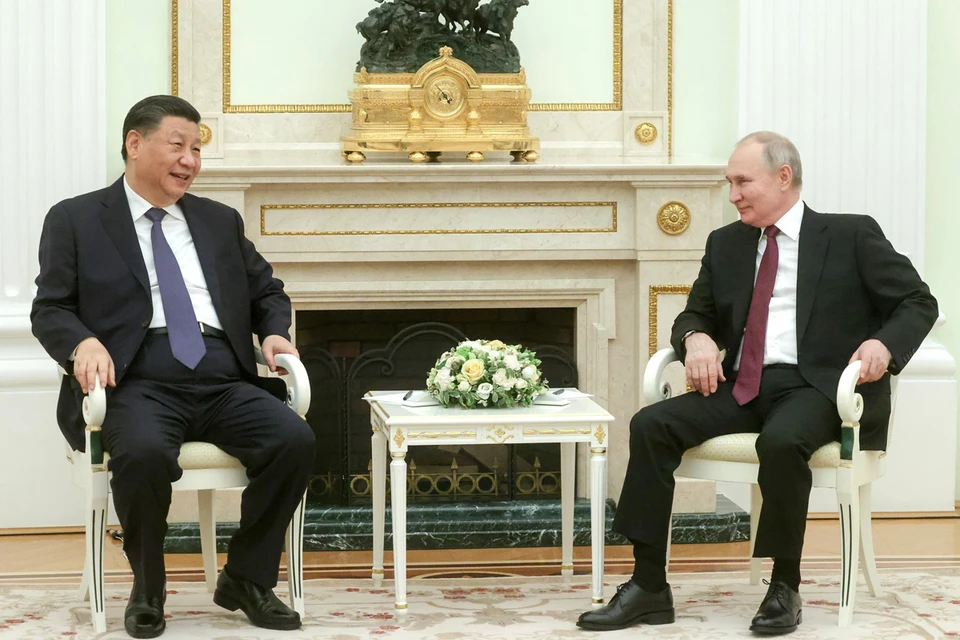 Председатель КНР Си Цзиньпин в понедельник прилетел в Москву на переговоры с Владимиром Путиным