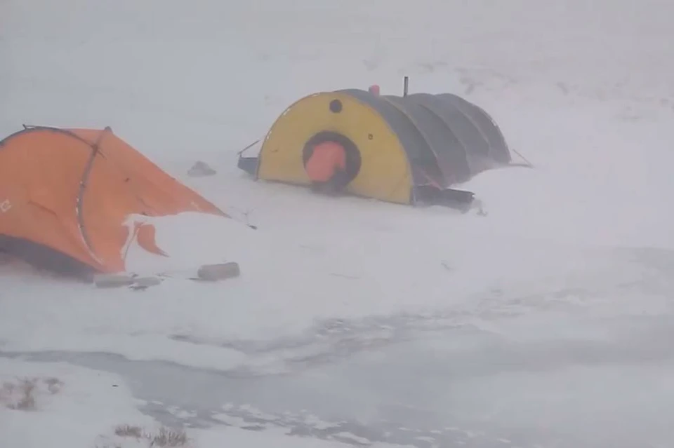 Три человека пропали без вести на льду Байкала из-за ураганного ветра