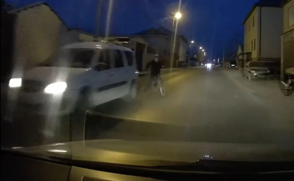 В Астрахани подросток на велосипеде чуть не попал под машину