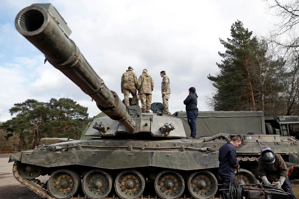 Американцы снабдили радиоактивными боеприпасами свои танки Abrams, а также приспособили их для применения немецкими Leopard 2 и британскими Challenger 2 (на фото)