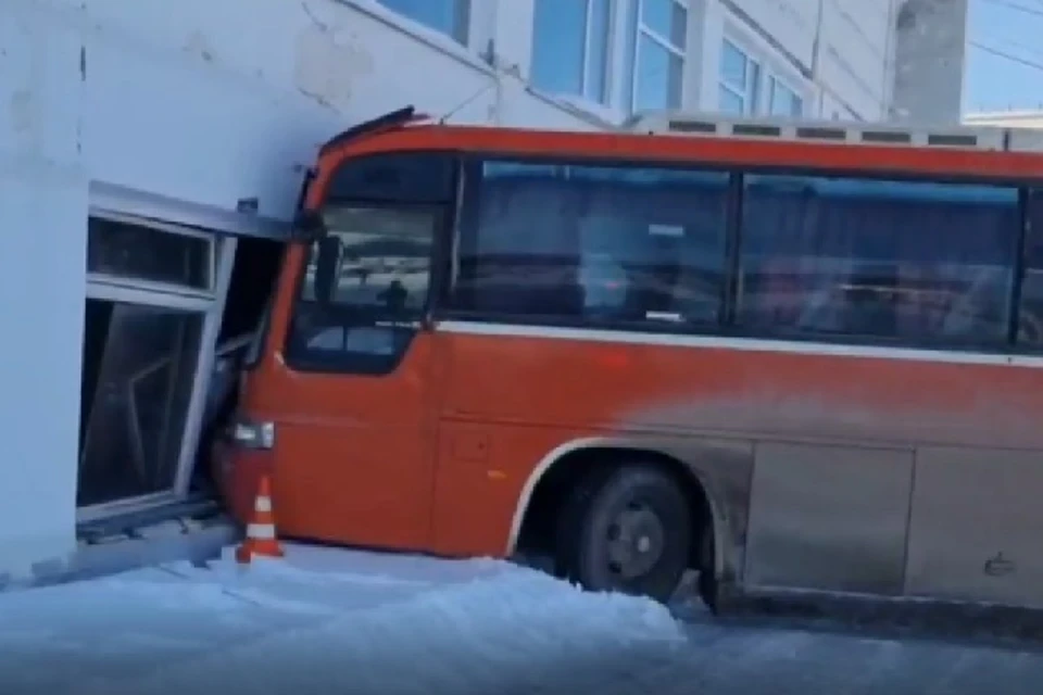Автобус врезался в здание аэропорта в Магаданской области Фото: ГИБДД по Магаданской области