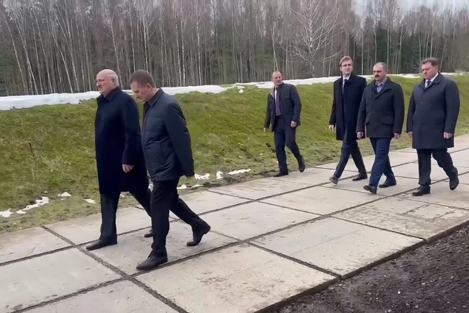 Лукашенко в мемориальном комплексе "Хатынь" с сыновьями. Фото: стоп-кадр | видео телеграм-канал «Пул Первого»