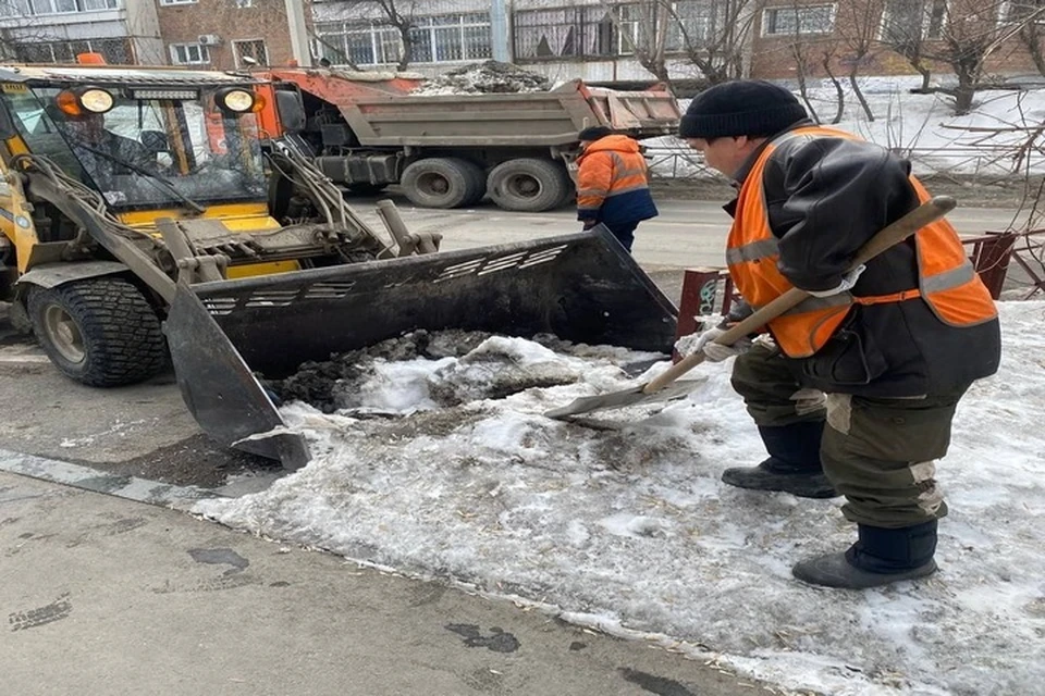 В Иркутске дорожные службы продолжают противогололедную обработку тротуаров