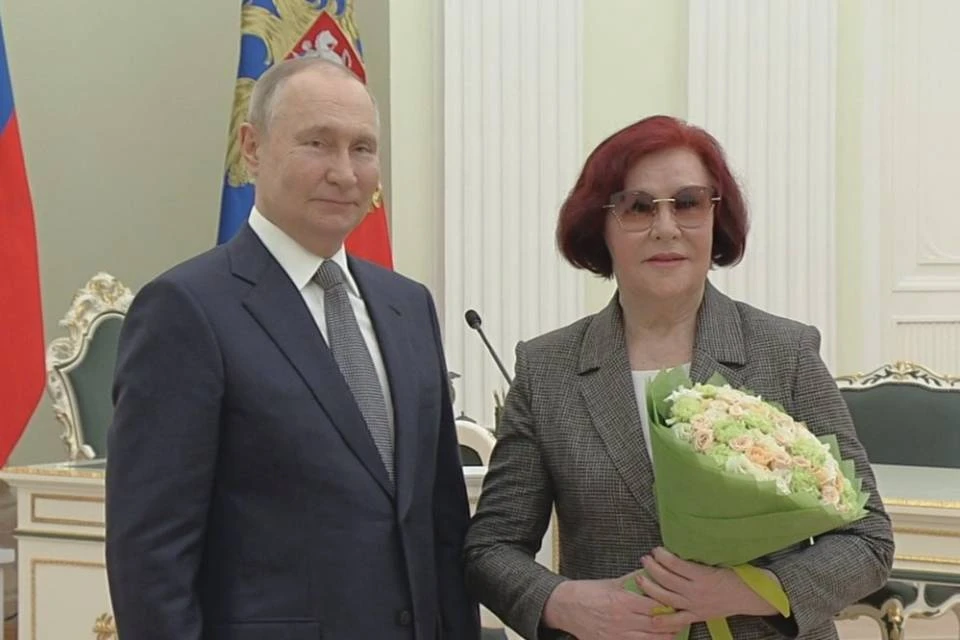 Лариса Феоктистова получила награду из рук президента. Фото: правительство Мурманской области
