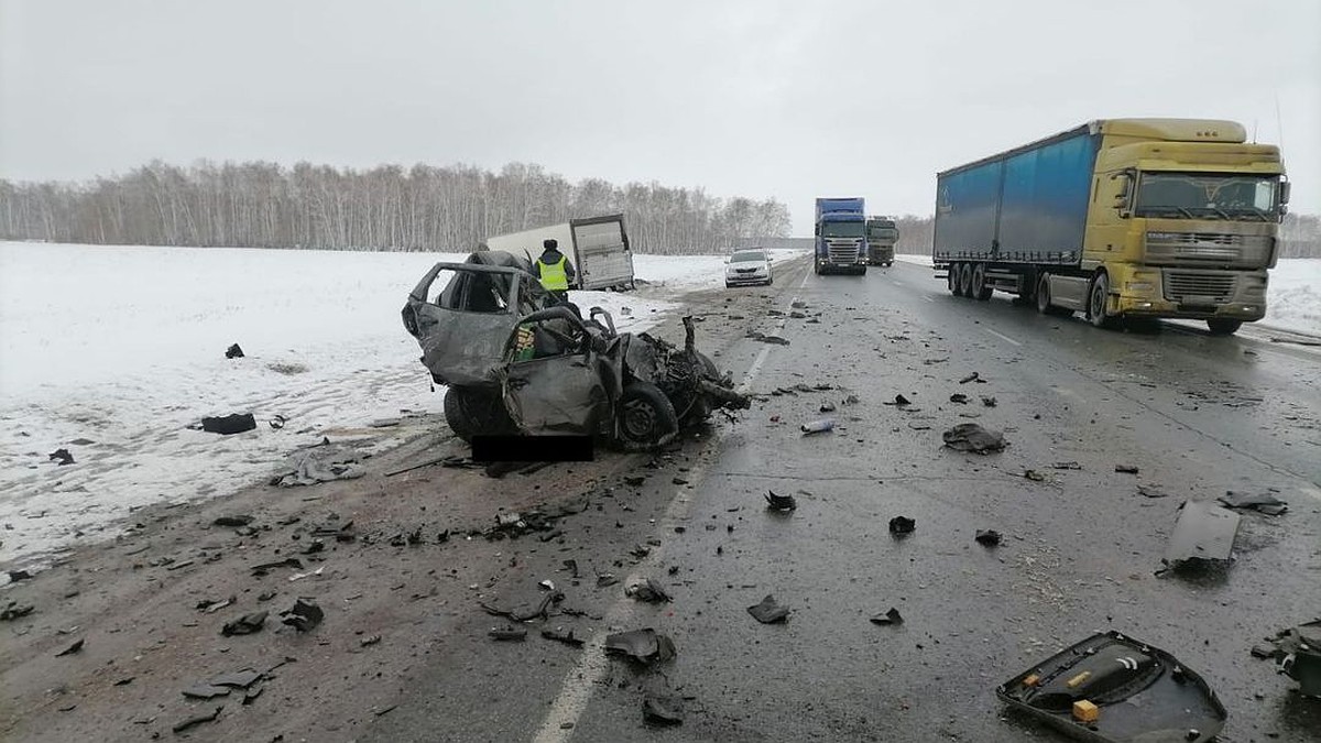 Водитель и пассажирка «Лады Калины» погибли в ДТП с двумя фурами под  Новосибирском - KP.RU