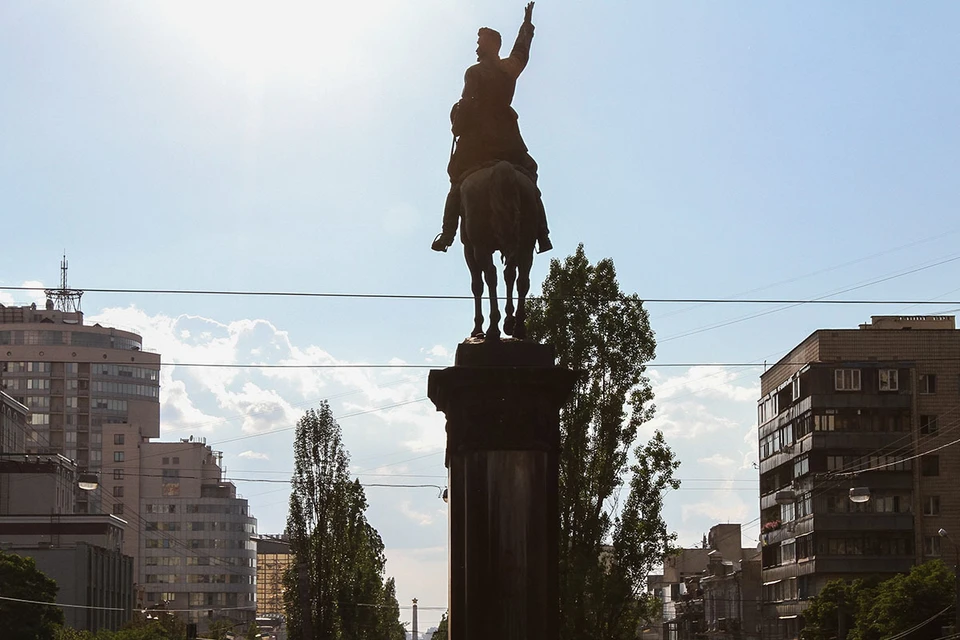 Памятник Николаю Щорсу в Киеве