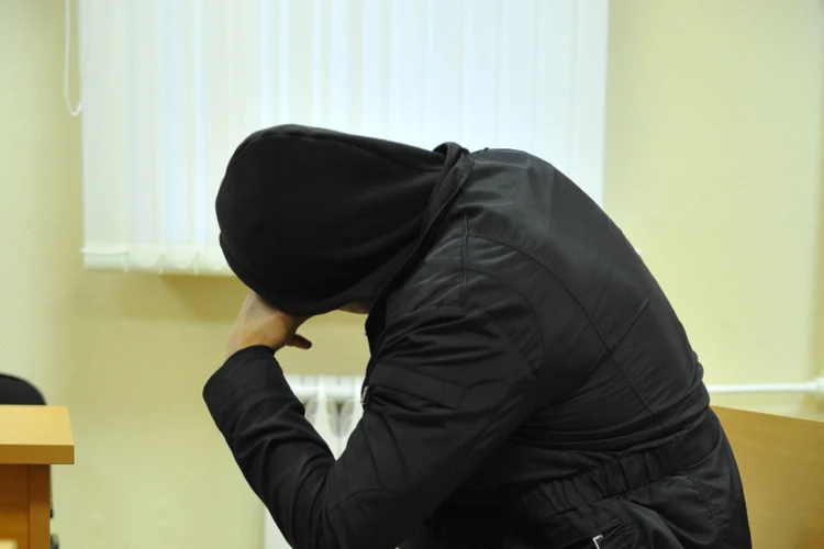 «Сама меня соблазняла, одевалась откровенно»: отчим пытался изнасиловать 13-летнюю девочку на Колыме и скинул всю вину на нее