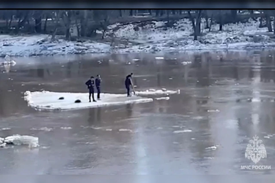Ледоход оренбург. Лед на реке. Трое пацанов плывут на льдине. Льдины на реке. Река с плывущими льдинами.