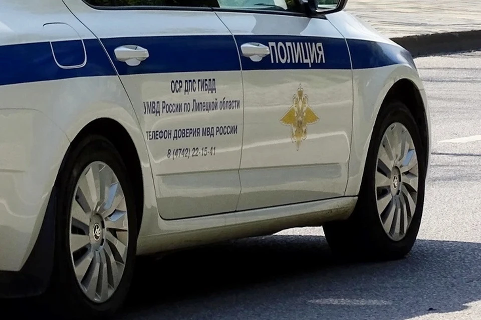 Липецкие инспекторы ДПС помогли водителю, которому стало плохо за рулем