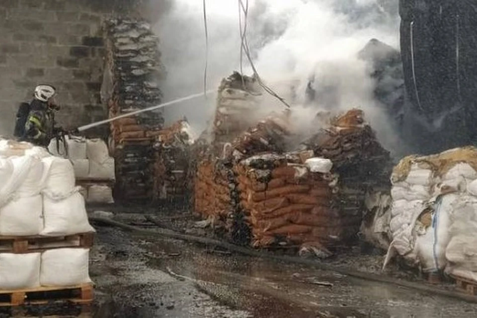 Огнем полностью охвачен один ангар, пламя перекинулось на второй. Фото: ГУ МЧС по Ростовской области