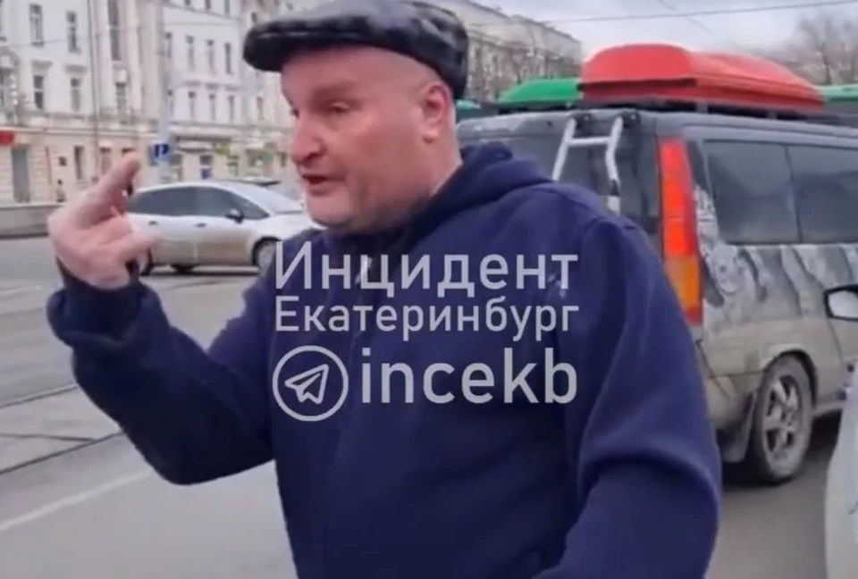 Мужчина устроил перепалку на перекрестке. Фото: паблик "Инцидент Екатеринбург"