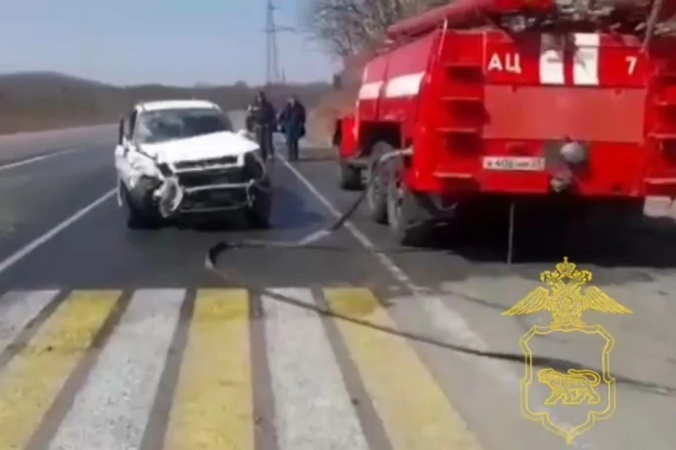 На месте аварии работали медики, пожарные и полицейские.