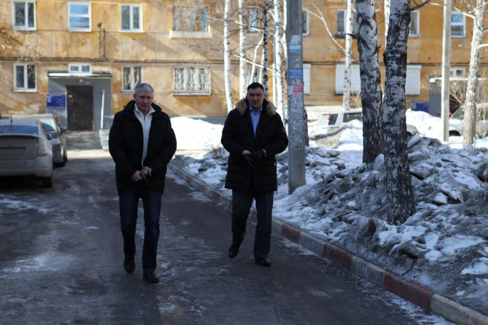 Мэр Иркутска Руслан Болотов проверил качество уборки во дворах.