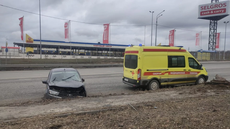 На Восточной окружной дороге в Рязани «Лада Гранта» на скорости влетела в железобетонный блок.
