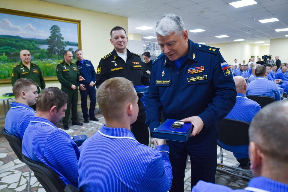 Бобров выразил военнослужащим слова благодарности от министра обороны