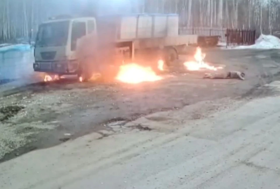 Водитель во время пожара спрыгнул с автокрана. Фото: «Россети Урал»