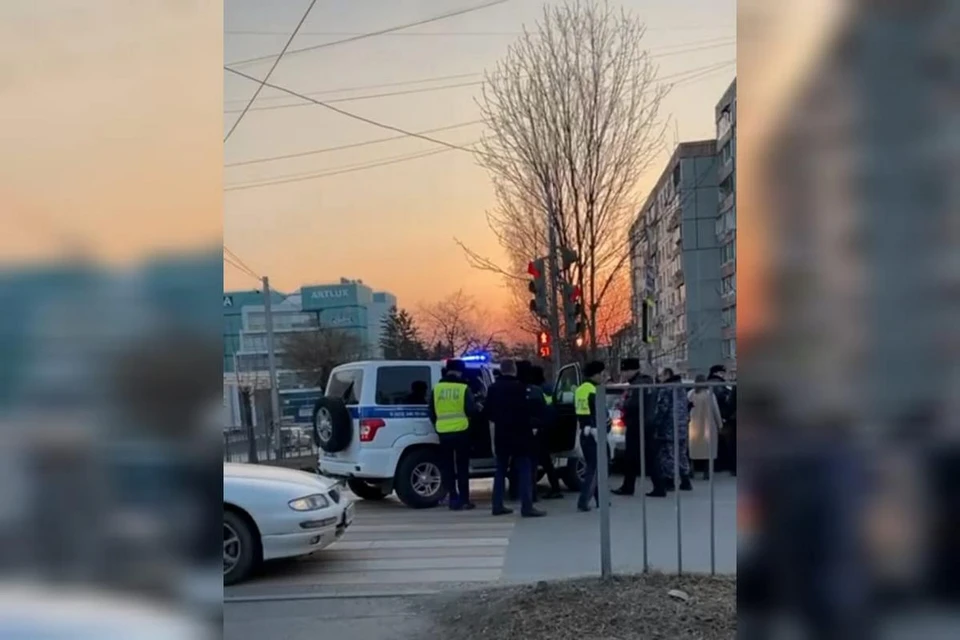 Во время задержания лихач громко нецензурно выражался.