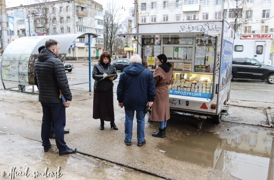 В Смоленске провели очередной рейд по выявлению незаконно установленных ларьков. Фото: пресс-служба администрации города.