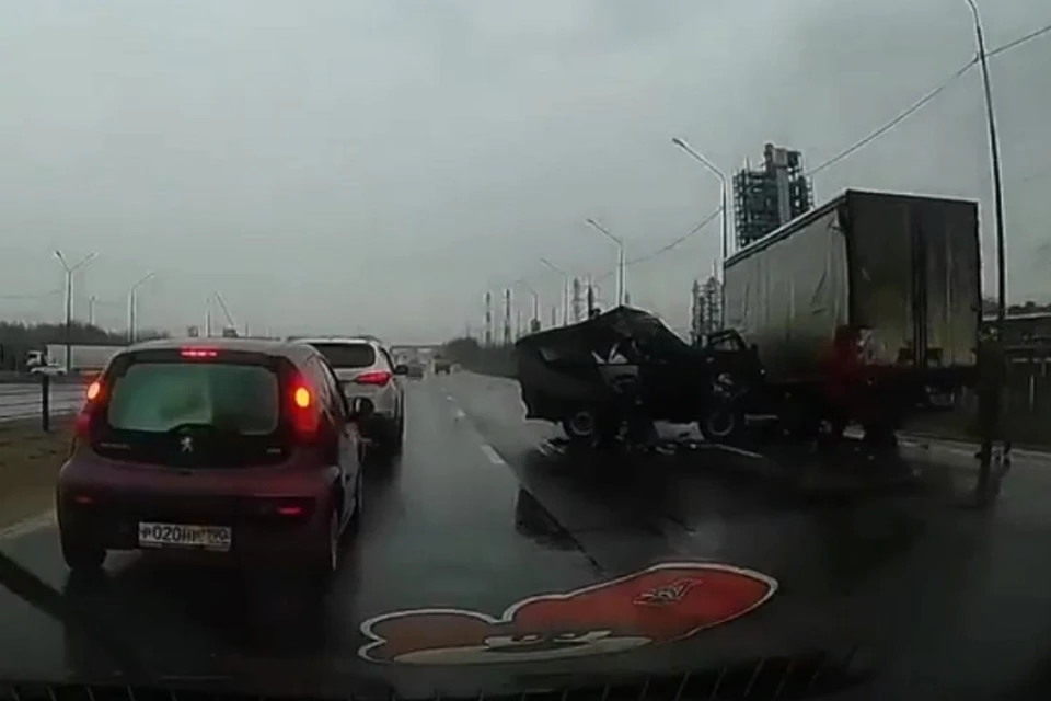 Авария произошла на въезде в Ярославль. Скриншот с видео, "Подслушано у водителей" ВКонтакте