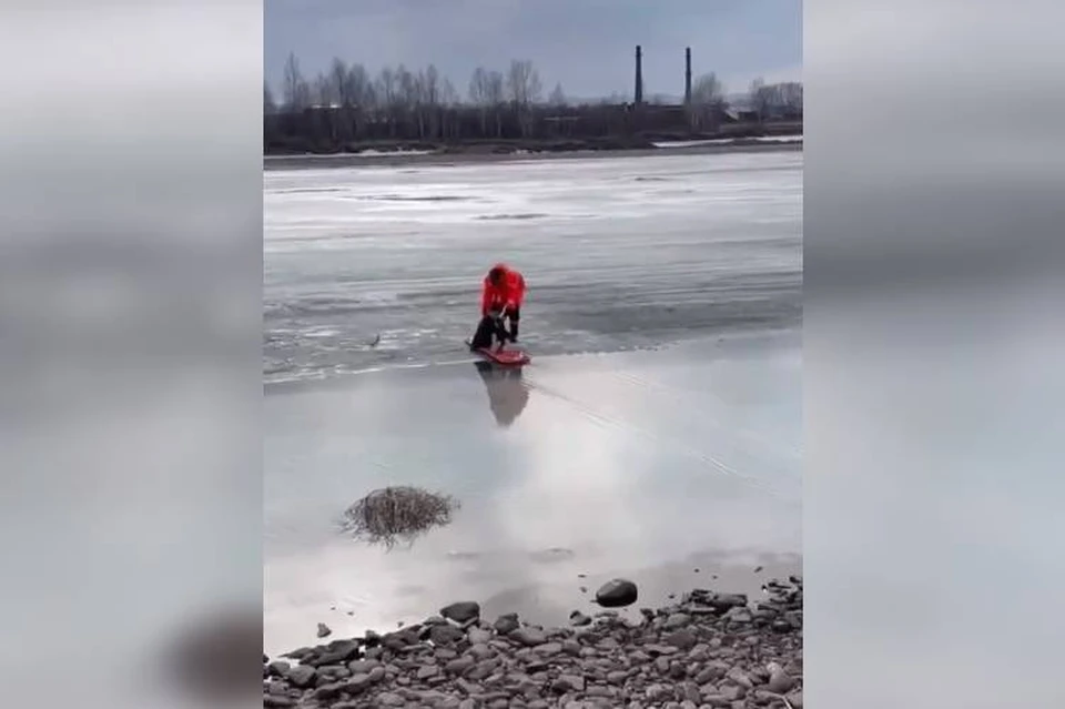 Четверо детей провалились под лед на реке Уде в Нижнеудинске 30 марта