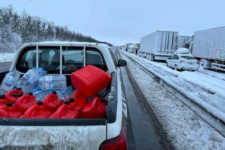 Вывозят мамочек с детьми и раздают продукты: как жители Ростовской области помогают застрявшим на трассах водителям и пассажирам