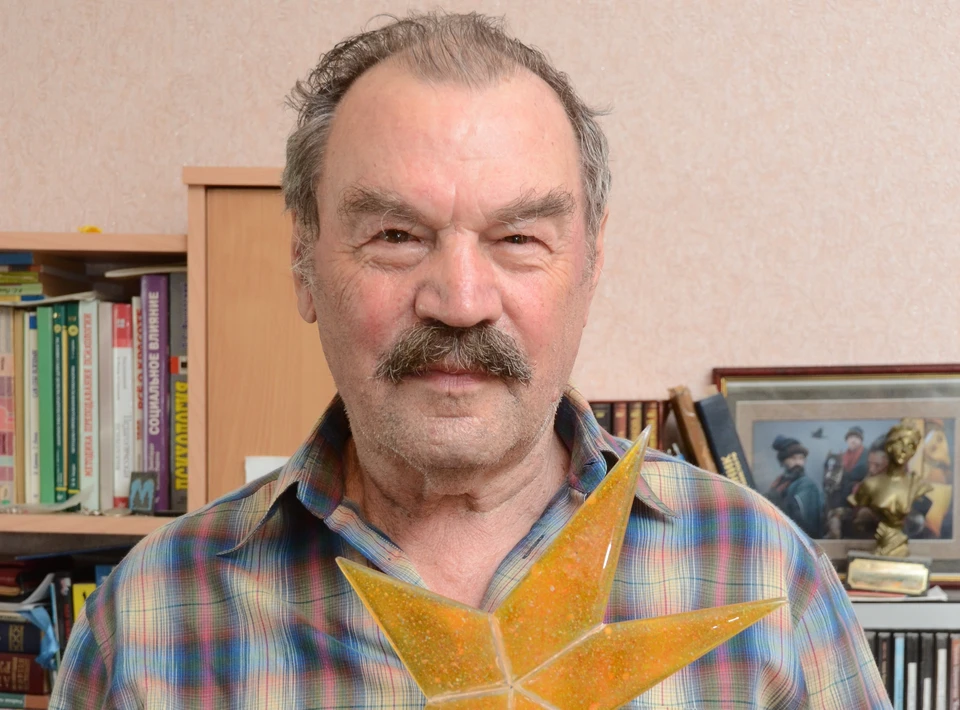 Петр Зайченко с одной из многочисленных наград. 2014 год.