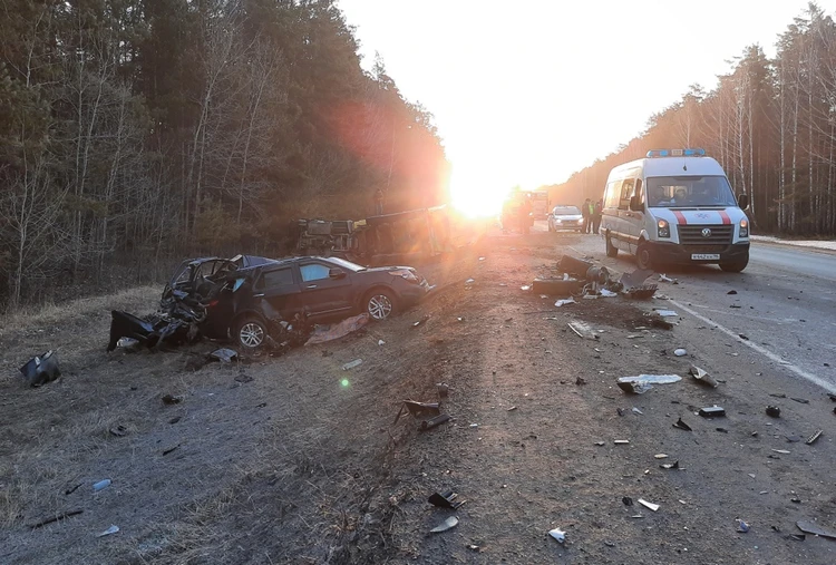 В Свердловской области водитель УАЗа угодил под КамАЗ и погиб вместе с пассажиром