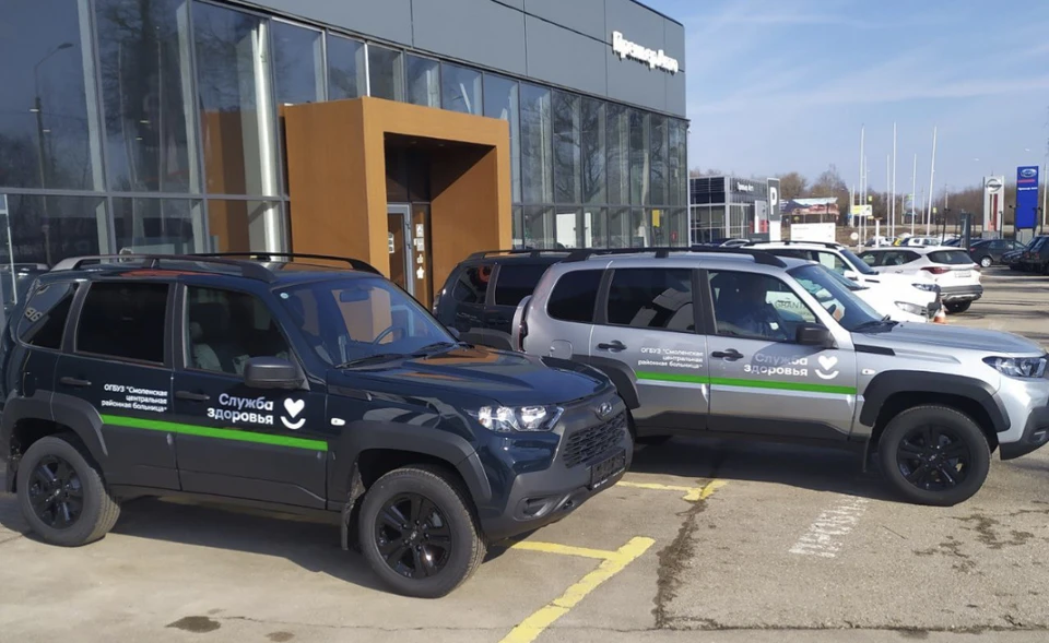 Два новых автомобиля LADA Niva получили поликлиника № 6 и Смоленская ЦРБ. Фото: департамент Смоленской области по здравоохранению.