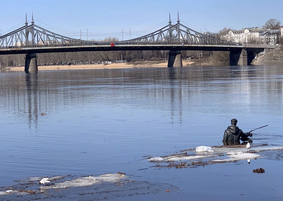 Скоро рыбак в Твери от воды освободится.