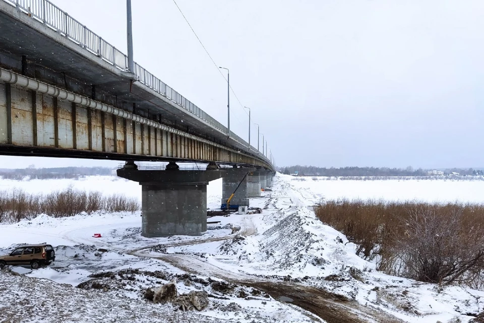 Строители продолжают ремонтировать Коммунальный мост через реку Томь.