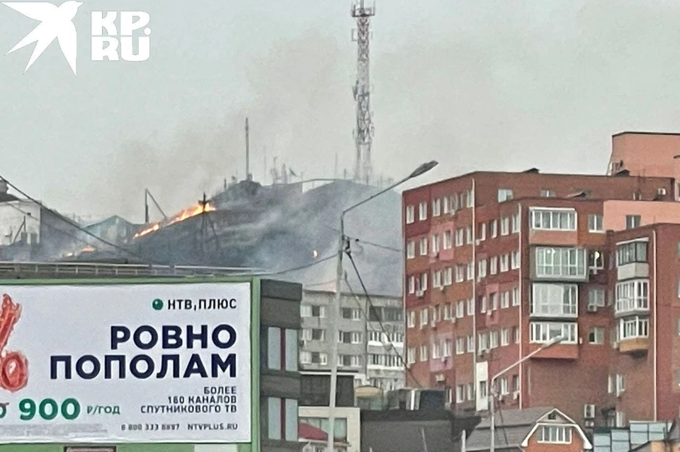 Пламя окружило электрический столб и хозяйственные постройки