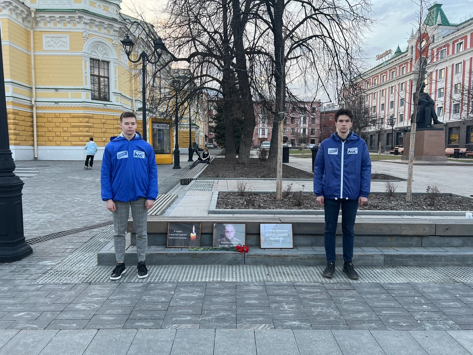 Импровизированный мемориал военкору Владлену Татарскому появился в центре Нижнего Новгорода ФОТО: пресс-служба РИК НРО «Единая Россия»