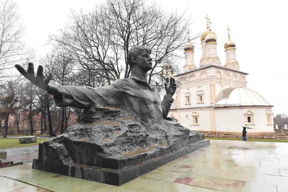 Труп человека в черном обнаружили у памятника Есенину в Рязанском кремле