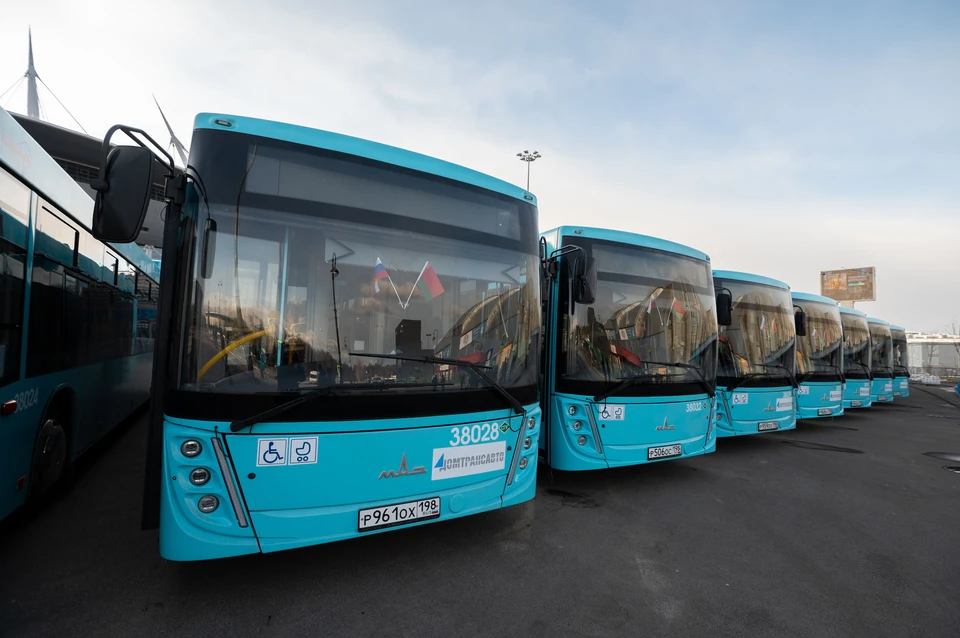 Около 400 новых автобусов вышли на 40 маршрутов в Петербурге.