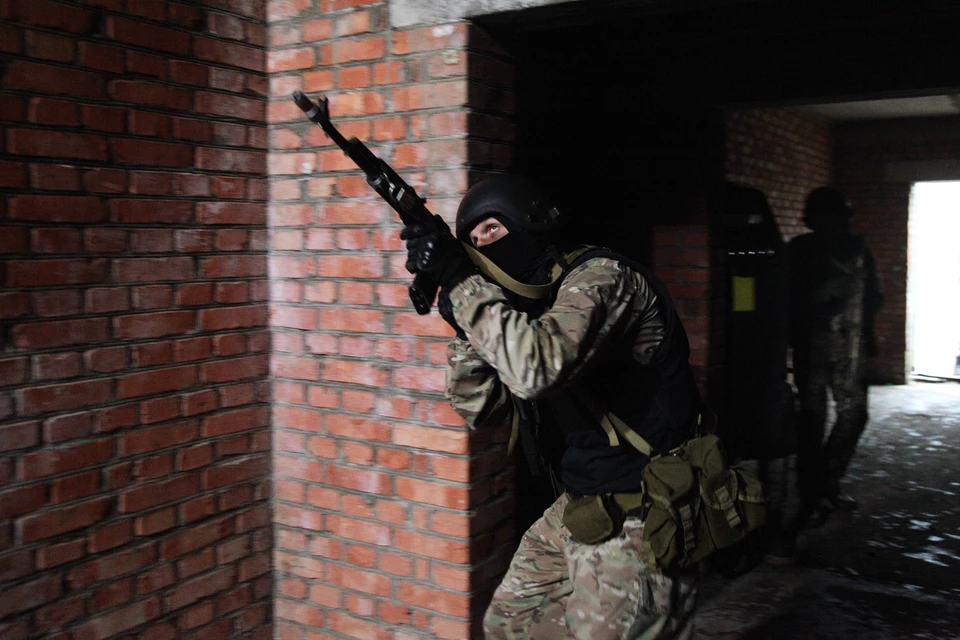 Сотрудники ФСБ, МВД И Росгвардии окружили боевиков в одном из домов на кошаре. Идет бой.