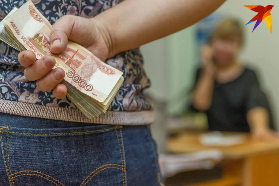 Сотрудница больницы получила взятку и оформила фиктивный больничный лист.