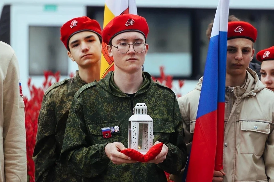 Все участники возложили цветы к мемориалу.