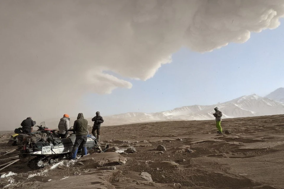 Вулканологи под пепловым шлейфом. Фото: Дмитрий Мельников / Telegram-канал @s_volcanology
